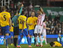 Steven Nzonzi protests against his red card