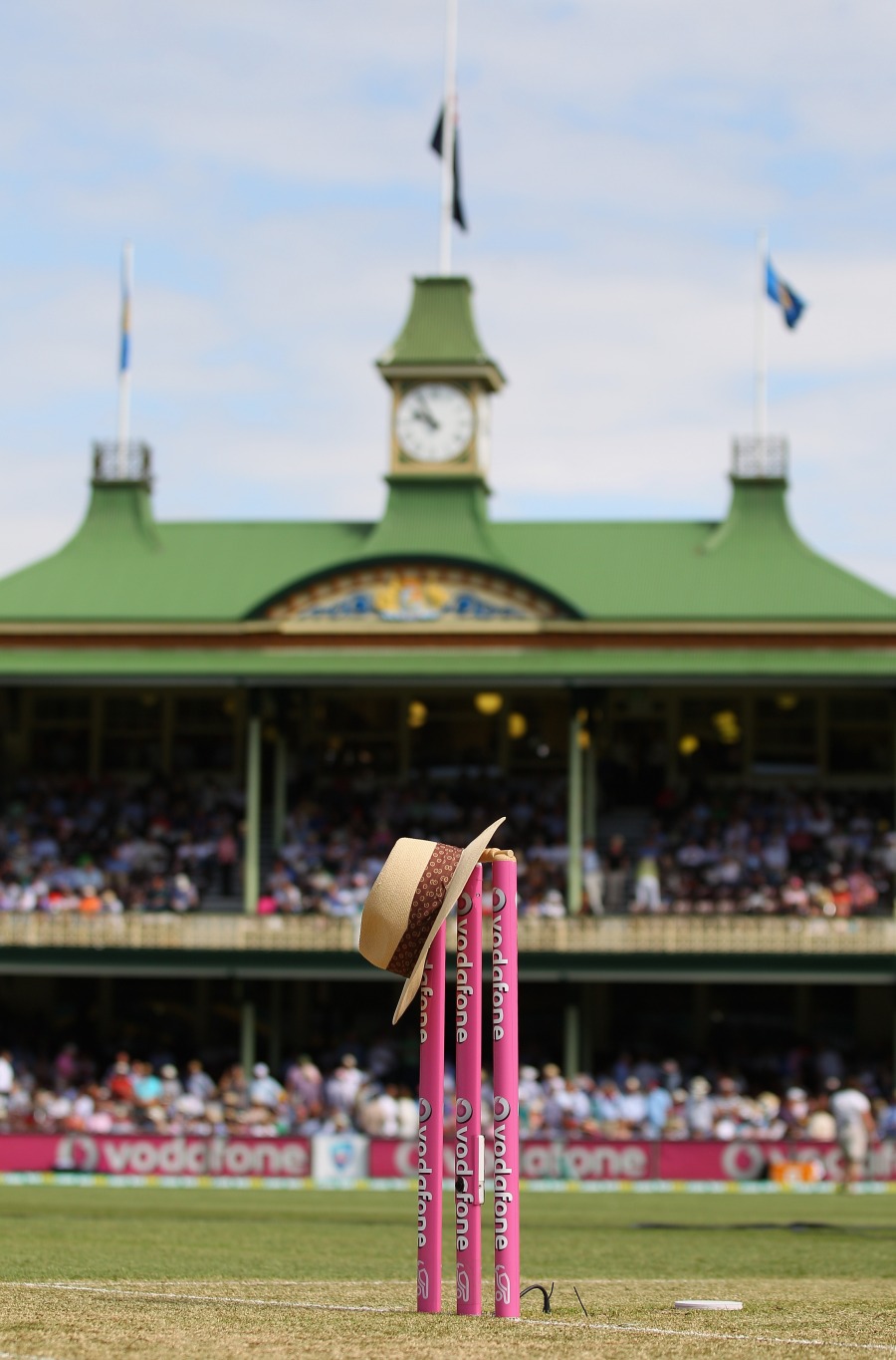 Tony Greig's hat sits on the stumps at the SCG