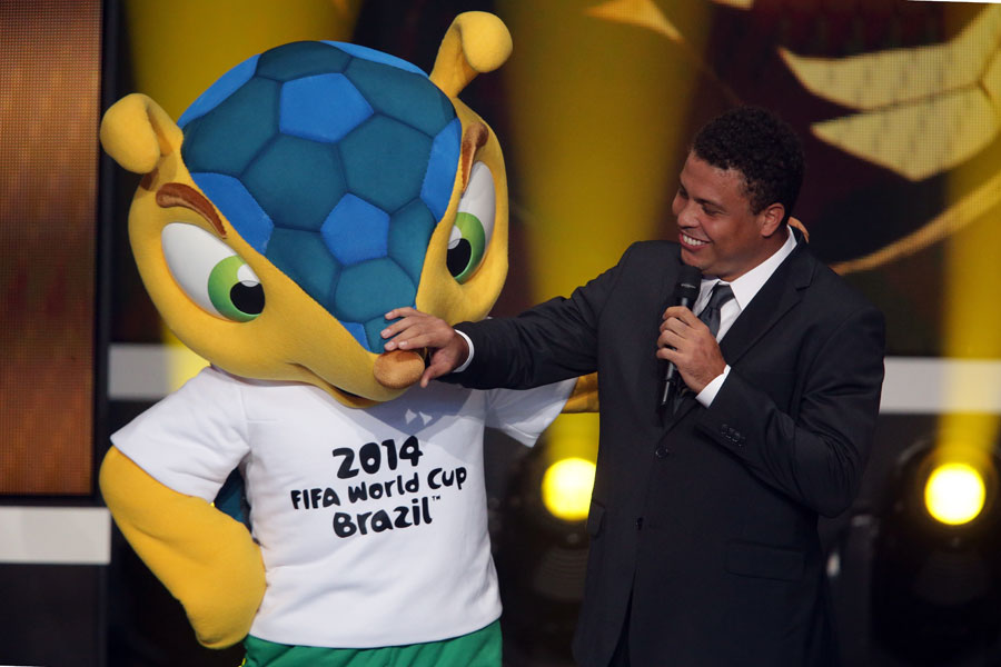 Ronaldo shares a joke with the 2014 World Cup mascot