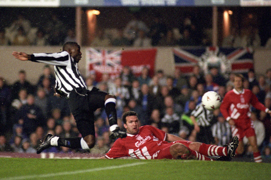 Andy Cole scores as Neil Ruddock looks on