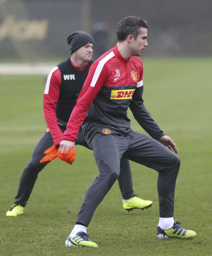 Wayne Rooney trains alongside Robin van Persie