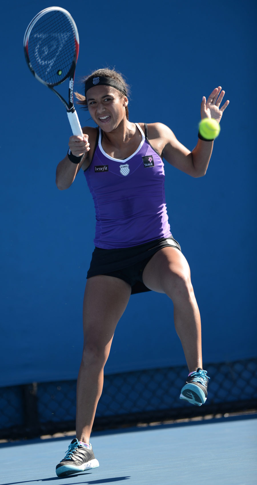 Heather Watson lines up a forehand