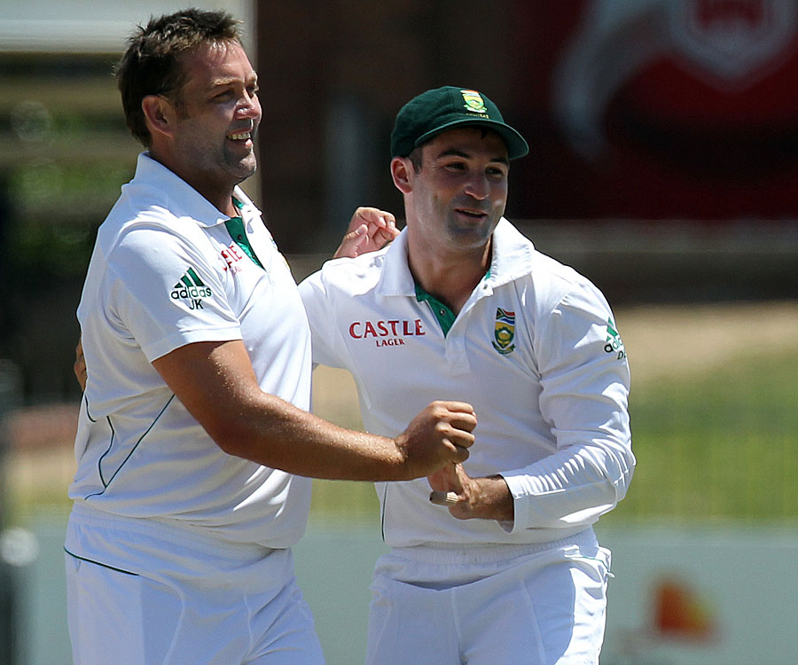 Dean Elgar congratulates Jacques Kallis as South Africa claimed the first wicket of the day