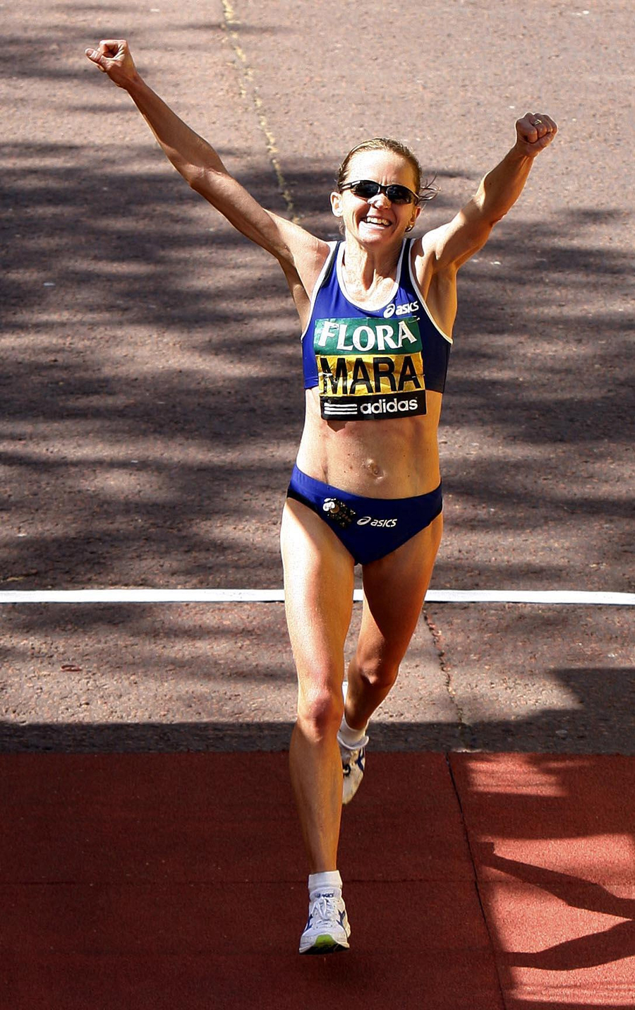 Mara Yamauchi finishes second in the 2009 London Marathon
