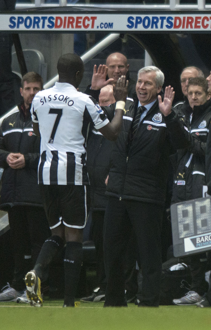 Moussa Sissoko is congratulated by manager Alan Pardew