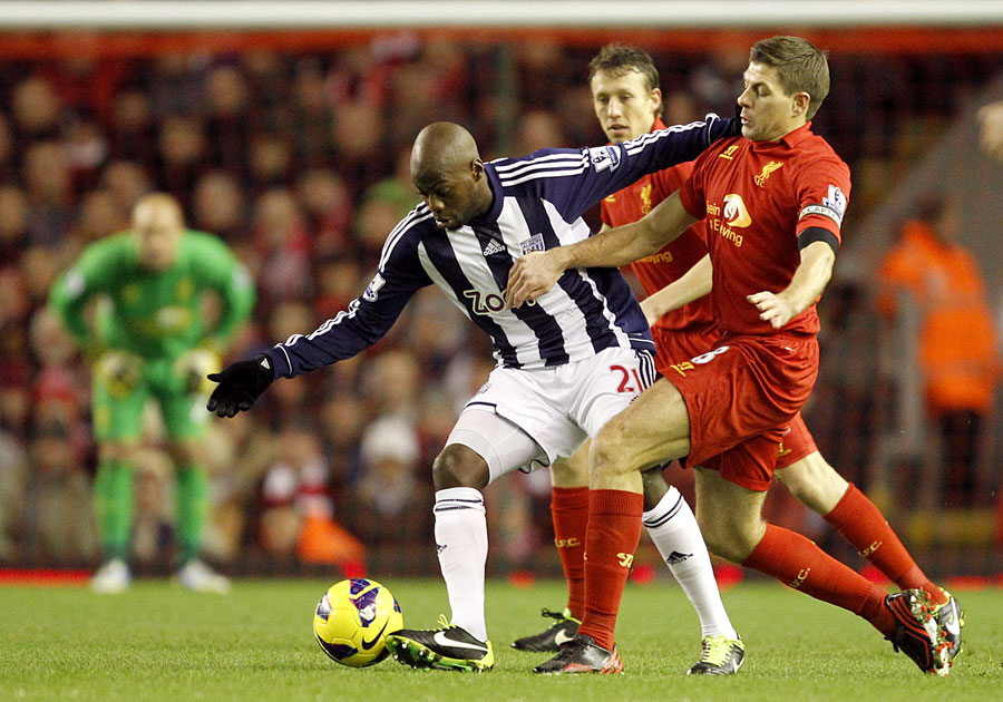 Youssouf Mulumbu and Steven Gerrard battle for the ball