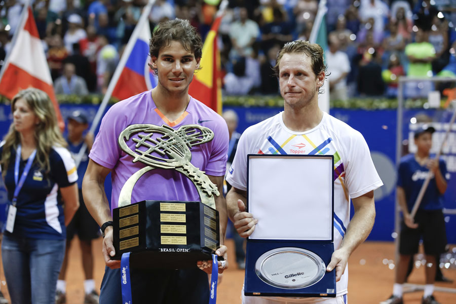 Rafael Nadal and David Nalbandian pose for a photo after the singles final