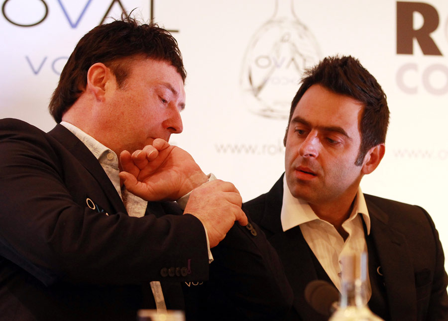 Jimmy White talks to Ronnie O'Sullivan during a press conference