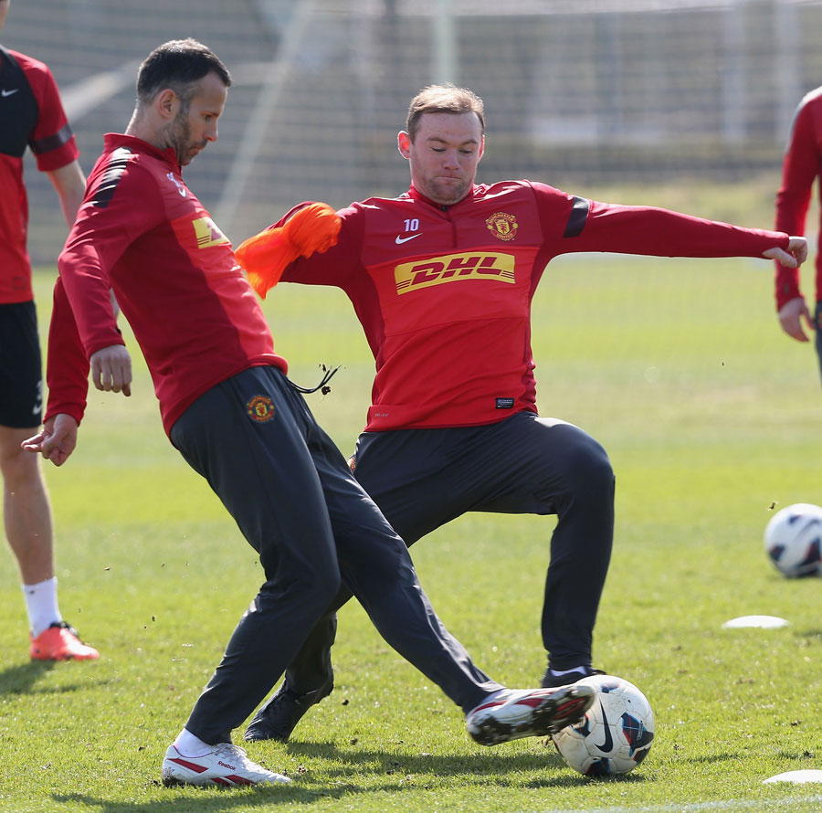 Ryan Giggs and Wayne Rooney compete during training