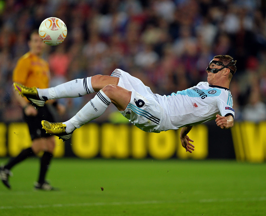 Fernando Torres goes for the acrobatic
