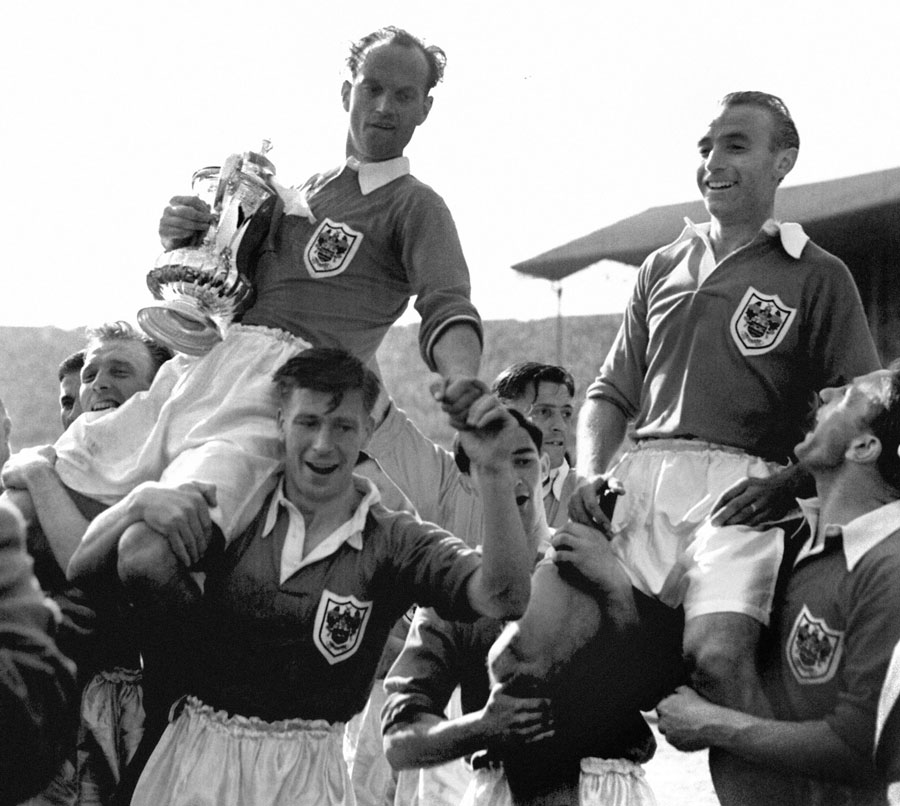 Stanley Matthews with his Blackpool team-mates and the FA Cup