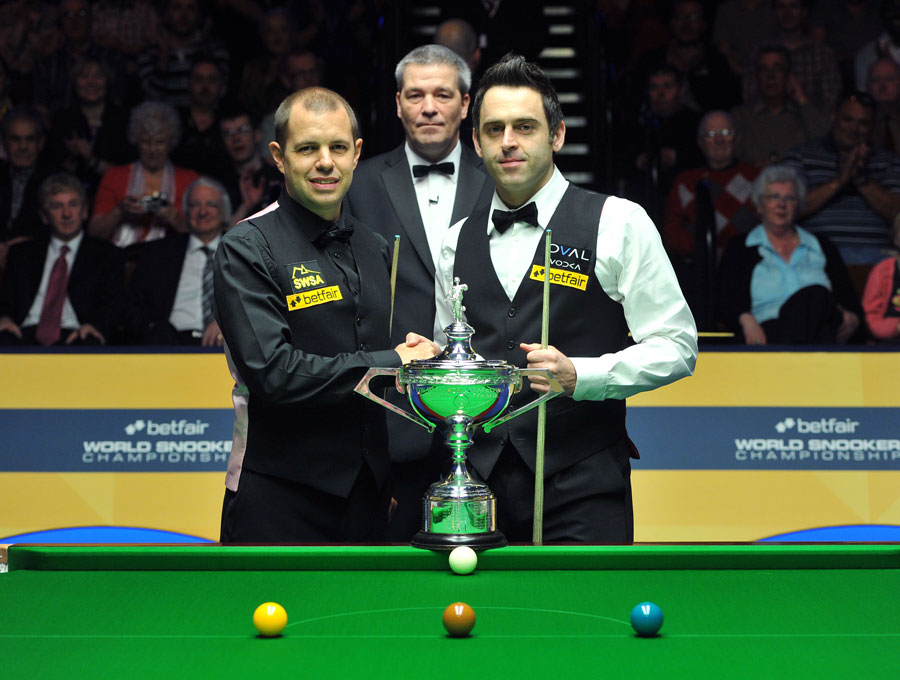 Barry Hawkins and Ronnie O'Sullivan shake hands before the start of the final 