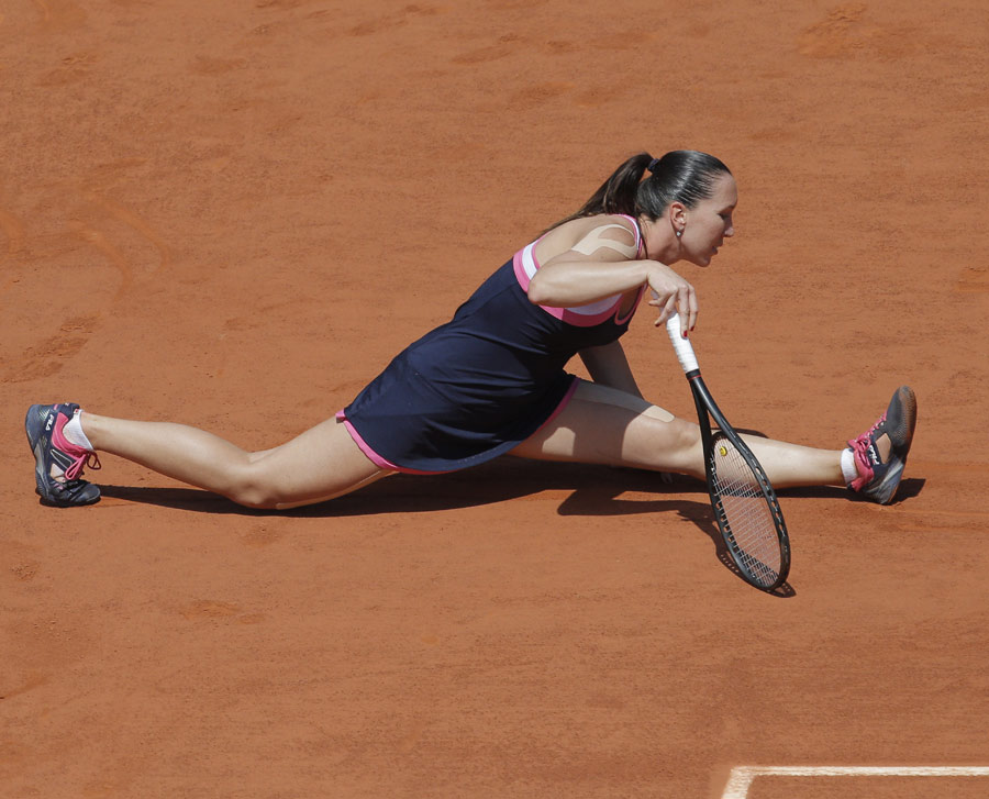 Jelena Jankovic does the splits