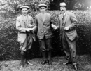 Francis Ouimet (centre), shakes hands with Harry Vardon (l) and Ted Ray (r)