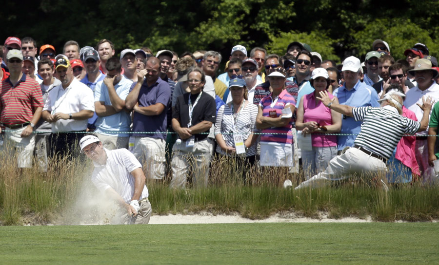 Gonzalo Fernandez-Castano plays out of a bunker