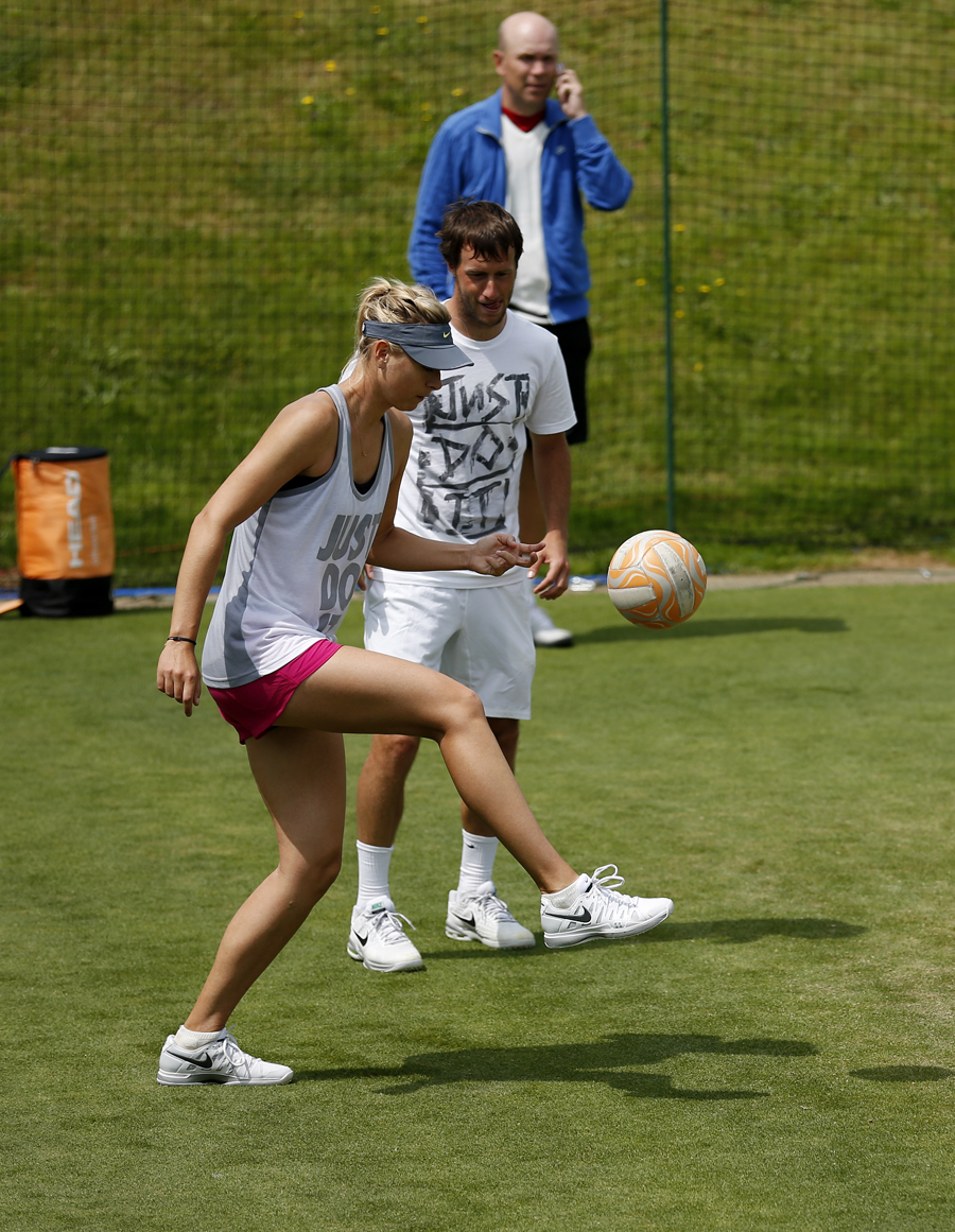 Maria Sharapova plays football on the practice court