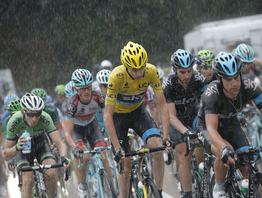 Chris Froome tackles the rain