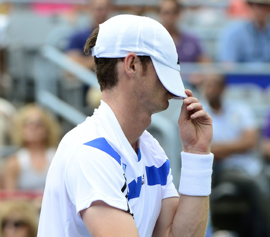 Andy Murray struggles in his second-round match