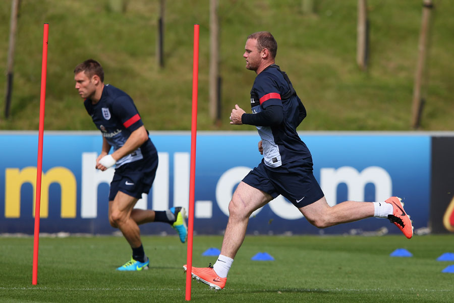 Wayne Rooney trains with England