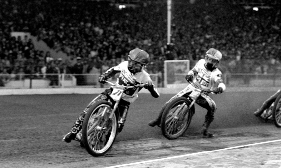 New Zealand's Ivan Mauger leads from Great Britain's Gordon Kennet,