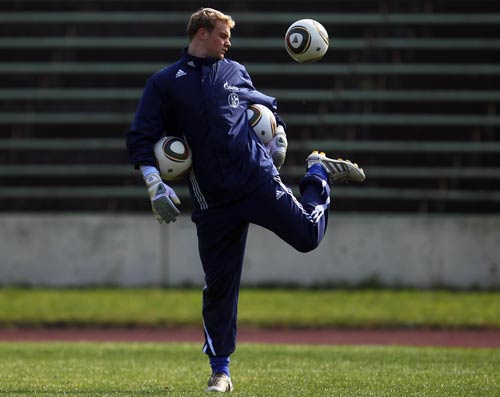 Goalkeeper Manuel Neuer shows his juggling skills 