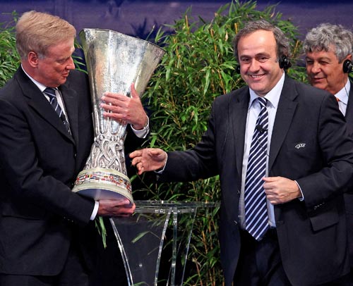 Mayor of Hamburg Ole Von Beust gets his hands on the Europa League trophy