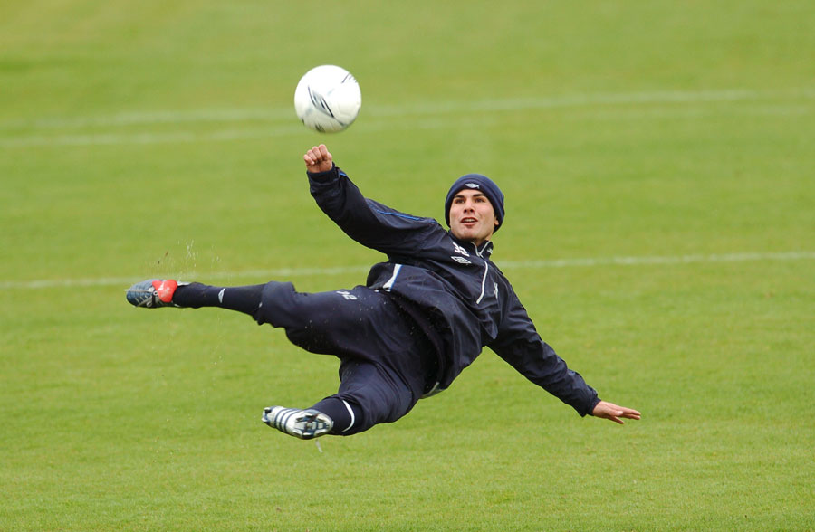 Adrian Mutu performs a bicycle kick in training