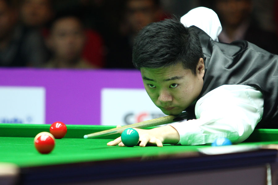 Ding Junhui edged out Graeme Dott to reach the final of the International Championship