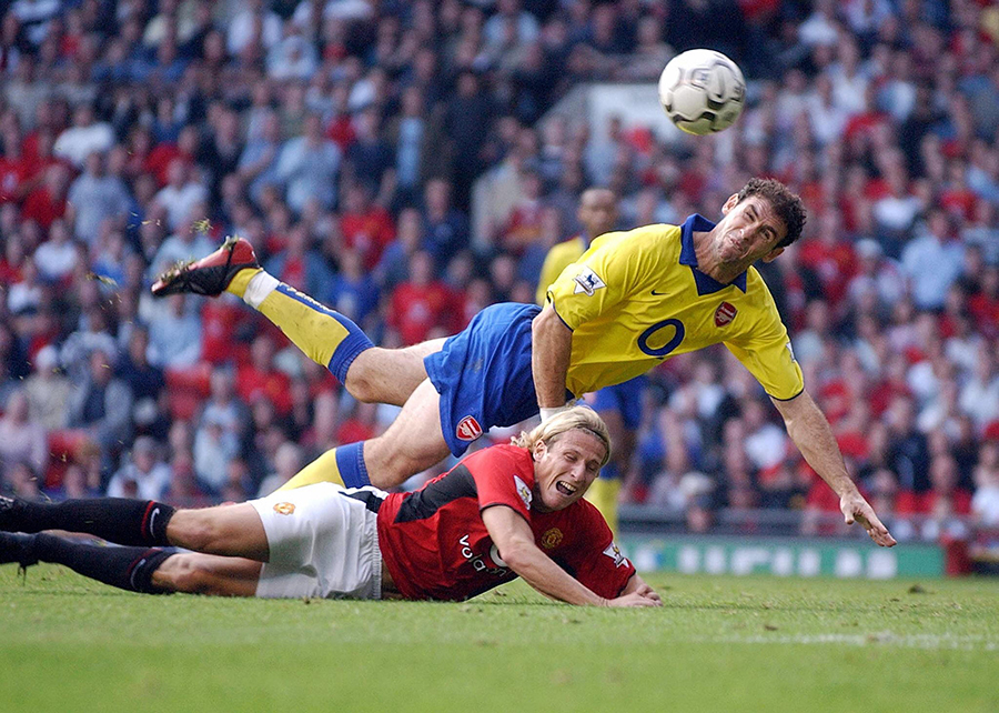 Martin Keown brings down Diego Forlan in the box