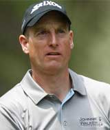 Jim Furyk chips for the green