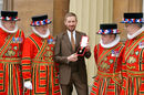 Sir Bradley Wiggins poses with his knighthood honour with Beefeaters