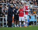 Arsene Wenger gives out instructions to Per Mertesacker and Jack Wilshere