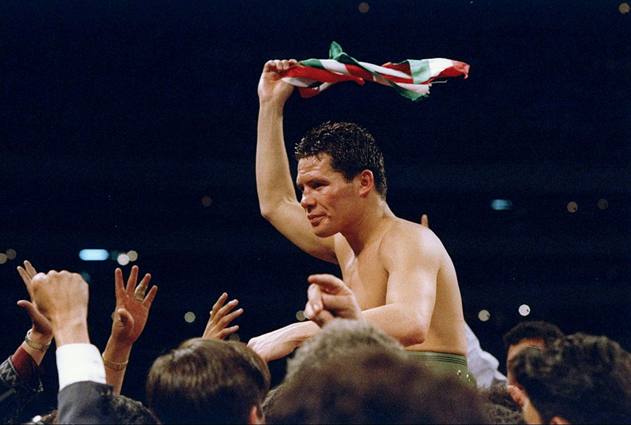 Julio Cesar Chavez celebrates his victory over Greg Haugen