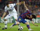 Thiago Motta keeps a close eye on Lionel Messi