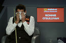 Ronnie O'Sullivan hides his face with a towel against Mark Selby