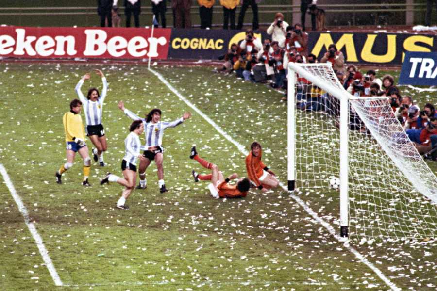 Mario Kempes scores Argentina's second goal against the Netherlands