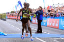 Mo Farah edges Mike Kigen at the finish line in the Great North Run
