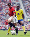 Roy Keane blocks Patrick Vieira at Old Trafford