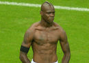 Mario Balotelli shows off his ripped body