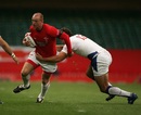 Gareth Thomas is tackled by Yannick Jauzion