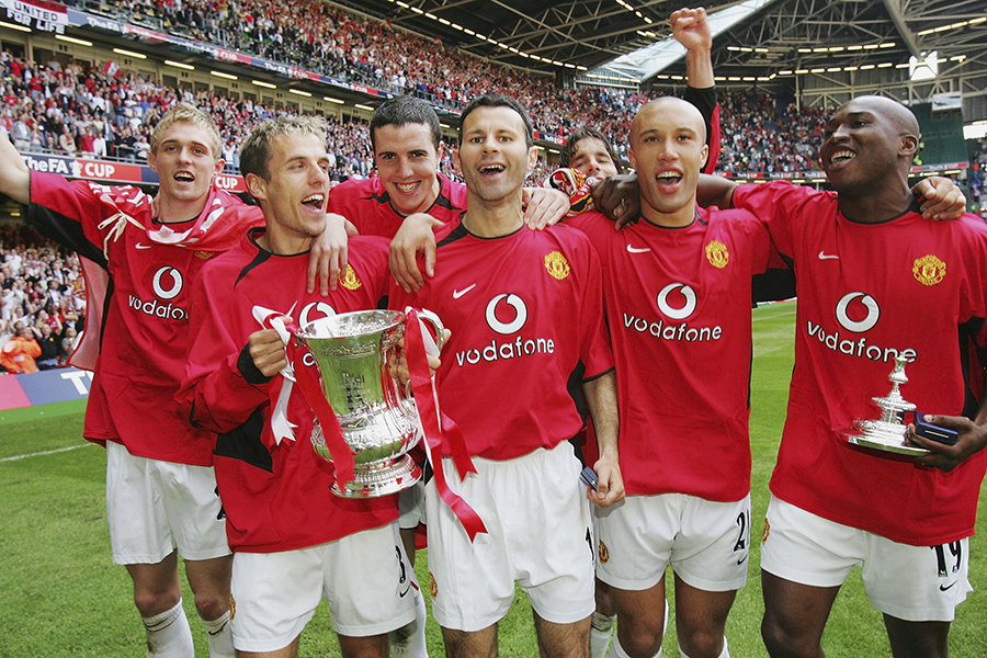 Darren Fletcher, Phil Neville, John O'Shea, Ryan Giggs, Ruud van Nistelrooy, Mikael Silvestre and Eric Djemba-Djemba celebrate with the FA Cup