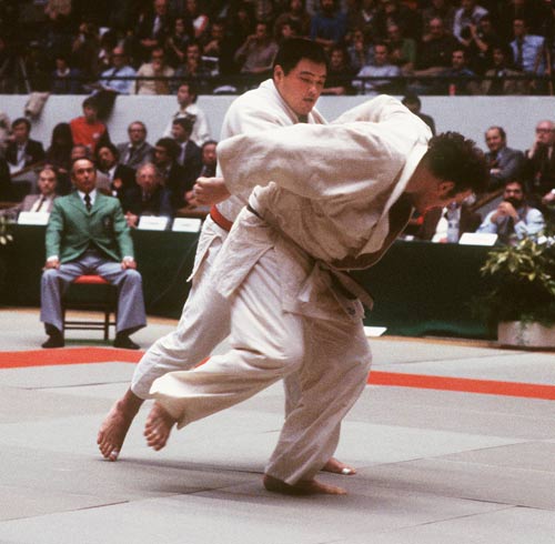 Yasuhiro Yamashita ties his opponent's arms