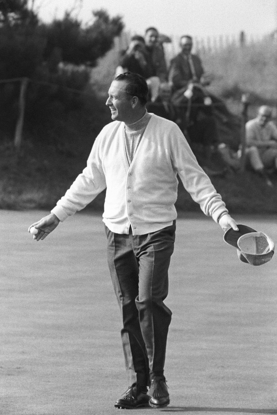 Billy Casper acknowledges loud applause at the 1965 Ryder Cup