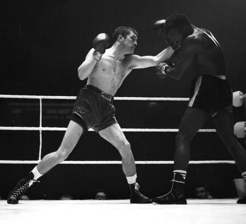 Howard Winstone in action against Rafiu King