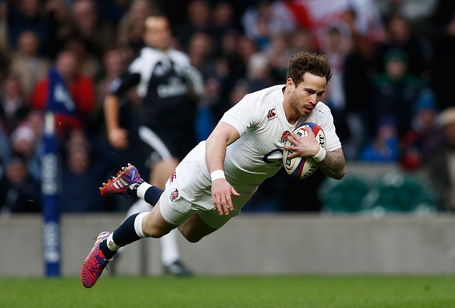 Danny Cipriani scores for England against Italy