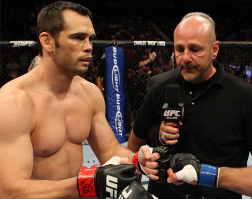 Rich Franklin and Vitor Belfort touch gloves